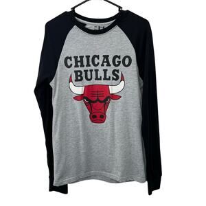 Chicago Bulls NBA T Shirt S Men Gray Black Spellout Logo Graphic Baseball Tee